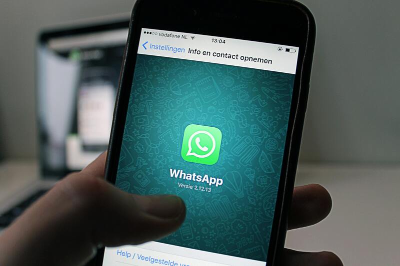 Móvil con WhatsApp abierto en la pantalla